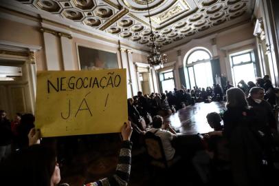  PORTO ALEGRE, RS, BRASIL, 07-08-2018. Municipários em greve ocupam prédio da Prefeitura de Porto Alegre. EM ALTA (CARLOS MACEDO/AGÊNCIA RBS)Indexador: Carlos Macedo