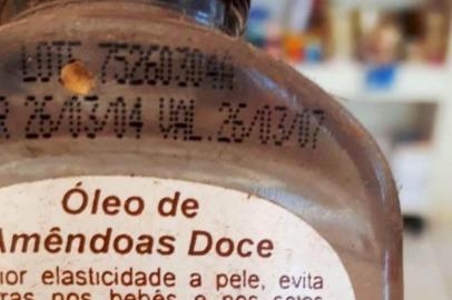 Óleo de amêndoas descoberto em mercado de Machadinho, vencido desde 2007. Foto: Ministério Público/Divulgação