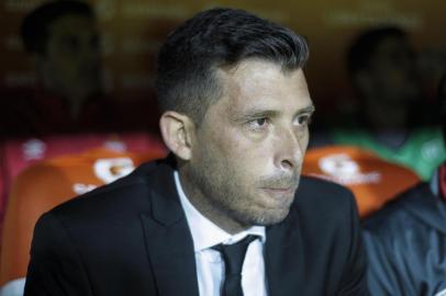  Argentinas Estudiantes de La Plata coach Leandro Benitez gestures during their Copa Libertadores round of sixteen first leg football match against Brazils Gremio at Centenario Ciudad de Quilmes stadium in Quilmes, Buenos Aires on August 7, 2018.  / AFP PHOTO / JAVIER GONZALEZ TOLEDOEditoria: SPOLocal: QuilmesIndexador: JAVIER GONZALEZ TOLEDOSecao: soccerFonte: AFPFotógrafo: STR