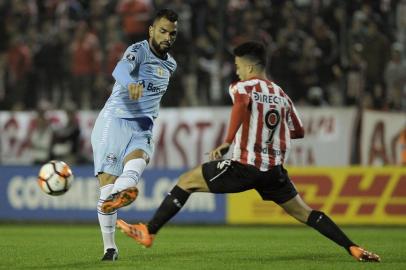  Brazils Gremio midfielder Maicon (L) vies for the ball with Argentinas Estudiantes de La Plata midfielder Lucas Ariel Rodriguez (R) during their Copa Libertadores round of sixteen first leg football match at Centenario Ciudad de Quilmes  stadium in Quilmes, Buenos Aires on August 7, 2018.   / AFP PHOTO / JAVIER GONZALEZ TOLEDOEditoria: SPOLocal: QuilmesIndexador: JAVIER GONZALEZ TOLEDOSecao: soccerFonte: AFPFotógrafo: STR