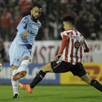  Brazils Gremio midfielder Maicon (L) vies for the ball with Argentinas Estudiantes de La Plata midfielder Lucas Ariel Rodriguez (R) during their Copa Libertadores round of sixteen first leg football match at Centenario Ciudad de Quilmes  stadium in Quilmes, Buenos Aires on August 7, 2018.   / AFP PHOTO / JAVIER GONZALEZ TOLEDOEditoria: SPOLocal: QuilmesIndexador: JAVIER GONZALEZ TOLEDOSecao: soccerFonte: AFPFotógrafo: STR