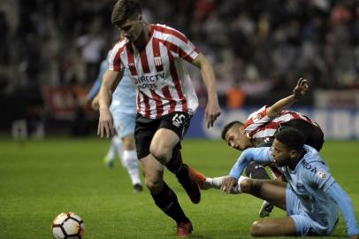  Brazil's Gremio midfielder Maicosuel (R) fights for the ball with Argentina's Estudiantes de la Plata defender Gaston Campi (L) during their Copa Libertadores round of sixteen first leg football match at Centenario Ciudad de Quilmes  stadium in Quilmes, Buenos Aires on August 7, 2018.  / AFP PHOTO / JAVIER GONZALEZ TOLEDOEditoria: SPOLocal: QuilmesIndexador: JAVIER GONZALEZ TOLEDOSecao: soccerFonte: AFPFotógrafo: STR