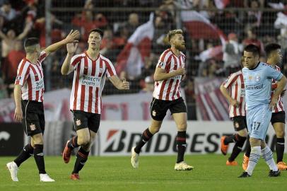  Argentina's Estudiantes de la Plata defender Gaston Matias Campi (C) celebrates after scoring against Brazil's Gremio  during their Copa Libertadores round of sixteen first leg football match at Centenario Ciudad de Quilmes stadium in Quilmes, Buenos Aires on August 7, 2018. / AFP PHOTO / JAVIER GONZALEZ TOLEDOEditoria: SPOLocal: QuilmesIndexador: JAVIER GONZALEZ TOLEDOSecao: soccerFonte: AFPFotógrafo: STR