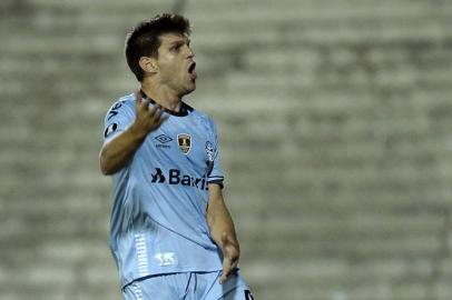  Brazils Gremio Argentine defender Kannemann celebrates after scoring against Argentinas Estudiantes de La Plata during their Copa Libertadores round of sixteen first leg football match at Centenario Ciudad de Quilmes stadium in Quilmes, Buenos Aires on August 7 , 2018.   / AFP PHOTO / JAVIER GONZALEZ TOLEDOEditoria: SPOLocal: QuilmesIndexador: JAVIER GONZALEZ TOLEDOSecao: soccerFonte: AFPFotógrafo: STR