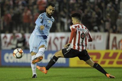  Brazils Gremio midfielder Maicon (L) vies for the ball with Argentinas Estudiantes de La Plata midfielder Lucas Ariel Rodriguez (R) during their Copa Libertadores round of sixteen first leg football match at Centenario Ciudad de Quilmes  stadium in Quilmes, Buenos Aires on August 7, 2018.   / AFP PHOTO / JAVIER GONZALEZ TOLEDOEditoria: SPOLocal: QuilmesIndexador: JAVIER GONZALEZ TOLEDOSecao: soccerFonte: AFPFotógrafo: STR