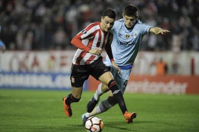  Fernando Zuqui (L) vies for the ball with Brazils Gremio Argentine defender Kannemann (R) during their Copa Libertadores round of sixteen first leg football match at Centenario Ciudad de Quilmes  stadium in Quilmes, Buenos Aires on August 7, 2018. / AFP PHOTO / JAVIER GONZALEZ TOLEDOEditoria: SPOLocal: QuilmesIndexador: JAVIER GONZALEZ TOLEDOSecao: soccerFonte: AFPFotógrafo: STR