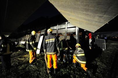  PORTO ALEGRE, RS, BRASIL, 08/08/2018 - Carreta com carga de bovinos tomba em Porto Alegre e pelo menos 10 animais morrem. (FOTOGRAFO: RONALDO BERNARDI / AGENCIA RBS)