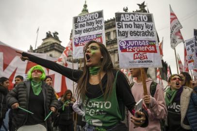  Activists in favour of the legalization of abortion demonstrate outside the National Congress in Buenos Aires, Argentina, on August 08, 2018.Argentine lawmakers geared up Wednesday for a key vote on legalizing abortion amid fiercely polarized campaigns for and against the bill in the traditionally Roman Catholic country. / AFP PHOTO / EITAN ABRAMOVICHEditoria: POLLocal: Buenos AiresIndexador: EITAN ABRAMOVICHSecao: abortionFonte: AFPFotógrafo: STF