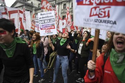  Activists in favour of the legalization of abortion demonstrate outside the National Congress in Buenos Aires, Argentina, on August 08, 2018.Argentine lawmakers geared up Wednesday for a key vote on legalizing abortion amid fiercely polarized campaigns for and against the bill in the traditionally Roman Catholic country. / AFP PHOTO / EITAN ABRAMOVICHEditoria: POLLocal: Buenos AiresIndexador: EITAN ABRAMOVICHSecao: abortionFonte: AFPFotógrafo: STF