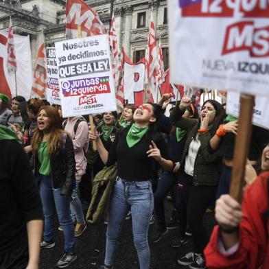  Activists in favour of the legalization of abortion demonstrate outside the National Congress in Buenos Aires, Argentina, on August 08, 2018.Argentine lawmakers geared up Wednesday for a key vote on legalizing abortion amid fiercely polarized campaigns for and against the bill in the traditionally Roman Catholic country. / AFP PHOTO / EITAN ABRAMOVICHEditoria: POLLocal: Buenos AiresIndexador: EITAN ABRAMOVICHSecao: abortionFonte: AFPFotógrafo: STF