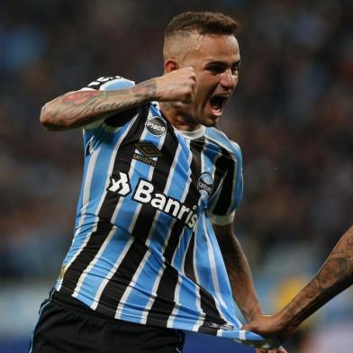  PORTO ALEGRE, RS, BRASIL, 01.08.2018. Grêmio enfrenta o Flamengo em partida válida pelas quartas de final da Copa do Brasil 2018, na Arena. Na foto, atacante Luan comemora gol marcado.Foto: André Ávila/Agência RBS