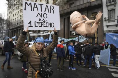  A woman holds a sign reading Killing is not a right as she takes part in a demo against the legalization of abortion demonstrate outside the National Congress in Buenos Aires, Argentina, on August 08, 2018.Argentine lawmakers geared up Wednesday for a key vote on legalizing abortion amid fiercely polarized campaigns for and against the bill in the traditionally Roman Catholic country. / AFP PHOTO / EITAN ABRAMOVICHEditoria: POLLocal: Buenos AiresIndexador: EITAN ABRAMOVICHSecao: abortionFonte: AFPFotógrafo: STF