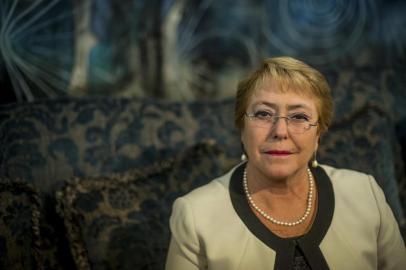 WOMEN-LONDONO-NSPR-080117President Michelle Bachelet of Chile, whose second term ends next year, is the last female head of government standing in the Americas, at the Presidential Palace, Santiago, Chile, June 19, 2017. The end of the Bachelet era is raising troubling questions for advocates of womenâs rights who had hoped that the regionâs recent track record of electing women was a lasting step toward gender equality. (Meridith Kohut/The New York Times)Editoria: ILocal: SANTIAGOIndexador: MERIDITH KOHUTFonte: NYTNSFotógrafo: STR