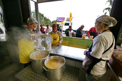  PORTO ALEGRE-RS- BRASIL-  08/08/2018- Distribuição de sopas da Casa da Sopa, na Restinga. A entidade perdeu o coordenador, Roni, há pouco e agora quem coordena é a esposa, Marlene Ferrari.  Marlene Ferrari (a esquerda) serve a sopa aos carentes.    FOTO FERNANDO GOMES/ZERO HORA.