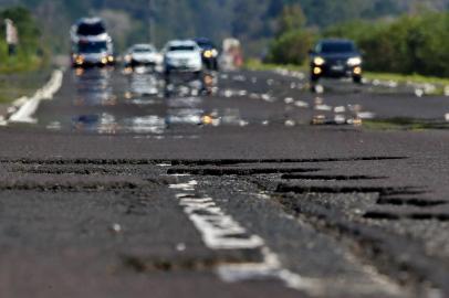  PORTO ALEGRE - BRASIL - Condições do asfalto da freeway. (FOTO: LAURO ALVES)