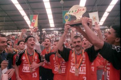 Final do estadual entre Enxuta x Perdigão Metasa.Na foto, Serginho (Sérgio Luiz Schiochet), capitão do time com a taça.FOTO DE ARQUIVO (11-12-1994)COTATO 8663