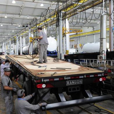  Imprensa Visita Empresas Randon. Jornalistas visitam produção de carretas da Randon.