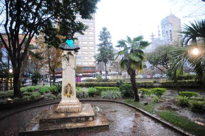  CAXIAS DO SUL, RS, BRASIL, 08/08/2018. Placas de bronze furtadas. Diversos monumentos históricos em Caxias do Sul estão sem placas de identificação por conta de constantes furtos e atos de vandalismo. Praça Dante Alighieri -  Busto de Dante Alighieri. Prefeitura retirou a placa para evitar roubo, uma nova placa, de plástico será colocada. (Porthus Junior/Agência RBS)