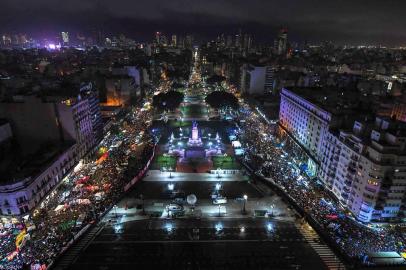 Handout photo released by the Argentinian Senates press office shows a view of the Dos Congresos square in Buenos Aires on August 8, 2018 where people gathered to demonstrate in favour (L) and against (R) the senate approval of a bill to legalize abortion, which was already passed by the lower chamber.Argentine lawmakers geared up Wednesday for a key vote on legalizing abortion amid fiercely polarized campaigns for and against the  bill in this traditionally Roman Catholic country. / AFP PHOTO / Prensa Senado / Delfina LINARES / RESTRICTED TO EDITORIAL USE - MANDATORY CREDIT AFP PHOTO - Argentinian Senates press office / Delfina LINARES - NO MARKETING NO ADVERTISING CAMPAIGNS - DISTRIBUTED AS A SERVICE TO CLIENTS