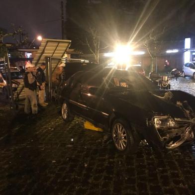  Condutor derruba portão e invade estacionamento em Universidade após perseguição da polícia em Caxias do Sul (UCS)