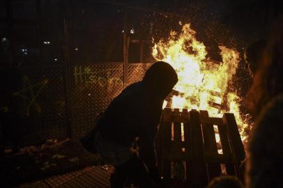  People set a fire outside the National Congress in Buenos Aires on August 9, 2018, after senators rejected the bill to legalize abortion. Argentine senators on Thursday voted against legalizing abortion in the homeland of Pope Francis, dashing the hopes of women's rights groups after the bill was approved by Congress's lower house in June. According to an official tally, 38 senators voted against, 31 in favor, while two abstained. / AFP PHOTO / EITAN ABRAMOVICHEditoria: SOILocal: Buenos AiresIndexador: EITAN ABRAMOVICHSecao: abortionFonte: AFPFotógrafo: STF