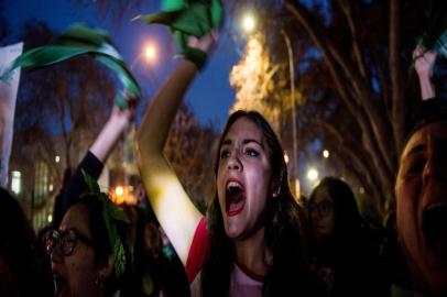  Activists in favour of the legalization of abortion demonstrate outside of the Argentine Embassy, Chile, on August 08, 2018. Argentine lawmakers geared up Wednesday for a key vote on legalizing abortion amid fiercely polarized campaigns for and against the bill in the traditionally Roman Catholic country. / AFP PHOTO / Martin BERNETTIEditoria: POLLocal: SantiagoIndexador: MARTIN BERNETTISecao: abortionFonte: AFPFotógrafo: STF