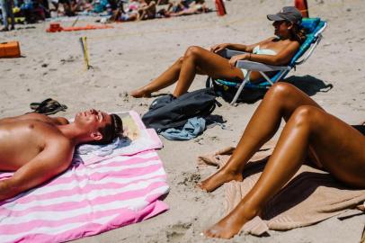  UNDATED -- BC-WELL-EXERCISE-VACATION-ART-NYTSF -- People lounge on Rockaway Beach in Queens, New York. (CREDIT: Ryan Christopher Jones for The New York Times) -- FOR USE ONLY WITH WELL STORY SLUGGED BC-WELL-EXERCISE-VACATION-ART-NYTSF BY GRETCHEN REYNOLDS. ALL OTHER USE PROHIBITED. --Local: QUEENSIndexador: Ryan Christopher JonesFotógrafo: for The New York Times