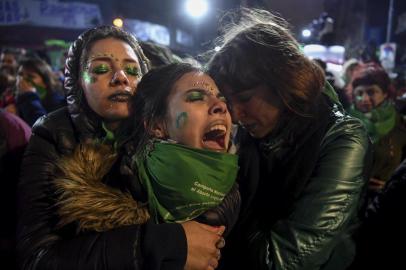  Activists in favour of the legalization of abortion comfort each other outside the National Congress in Buenos Aires, on August 9, 2018 after senators rejected the bill to legalize the abortion.Argentine senators on Thursday voted against legalizing abortion in the homeland of Pope Francis, dashing the hopes of womens rights groups after the bill was approved by Congresss lower house in June. According to an official tally, 38 senators voted against, 31 in favor, while two abstained. / AFP PHOTO / EITAN ABRAMOVICHEditoria: SOILocal: Buenos AiresIndexador: EITAN ABRAMOVICHSecao: abortionFonte: AFPFotógrafo: STF