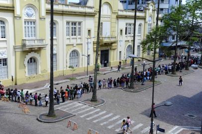  PORTO ALEGRE, RS, BRASIL, 11/02/2016- Fila com mais de 5 mil desempregados á procura de emprego no Sine de Porto Alegre. (FOTO: RONALDO BERNARDI/ AGENCIA RBS)