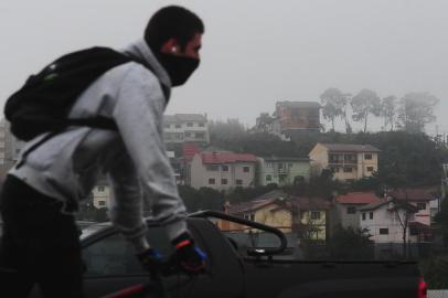  CAXIAS DO SUL, RS, BRASIL, 21/05/2018. Ambiental de clima frio e com cerração em Caxias do Sul, no bairro Colina Sorriso. (Diogo Sallaberry/Agência RBS)