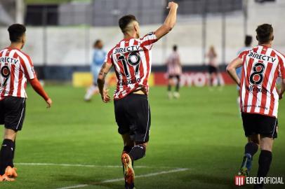 Apaolaza (19) comemora seu primeiro gol como profissional pelo Estudiantes, contra o Grêmio, pela Libertadores