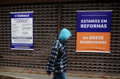  CAXIAS DO SUL, RS, BRASIL, 09/08/2018. Fachada do prédio do antigo shopping Triches, que se transformará em Deltasul. A imagem mostra o lado da Rua Sinimbu, onde aparecem placas de que em breve abrirá. (Diogo Sallaberry/Agência RBS)