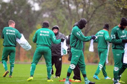  CAXIAS DO SUL, RS, BRASIL, 09/08/2018. Treino do Juventude no CT. O Ju está disputando a série B do Campeonato Brasileiro 2018. Na foto, técnico Julinho Camargo (C). (Porthus Junior/Agência RBS)Indexador: Porthus Junior                  