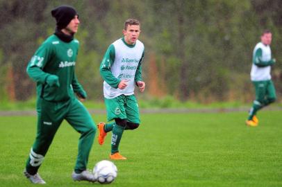  CAXIAS DO SUL, RS, BRASIL, 09/08/2018. Treino do Juventude no CT. O Ju está disputando a série B do Campeonato Brasileiro 2018. Na foto, meia Leandro Lima (D). (Porthus Junior/Agência RBS)Indexador: Porthus Junior                  