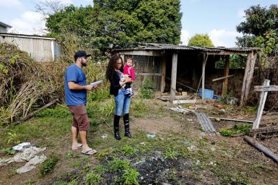  SÃO LEOPOLDO, RS, BRASIL, 04/08/2018 - Uma construtora tem vendido casas pré-fabricadas e não entregue ou atrasado e/ou abandonado as obras. Na foto residencia de Emerson Natiel. (FOTOGRAFO: ROBINSON ESTRÁSULAS / AGENCIA RBS)