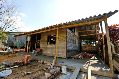  VIAMÃO, RS, BRASIL, 04/08/2018 - Uma construtora tem vendido casas pré-fabricadas e não entregue ou atrasado e/ou abandonado as obras. Na foto residencia de João Artur. (FOTOGRAFO: ROBINSON ESTRÁSULAS / AGENCIA RBS)