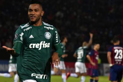 Borja marca os dois da vitória do Palmeiras contra o Cerro Porteño, pela LibertadoresBrazil's Palmeiras Colombian player Miguel Borja, celebrates after scoring against Paraguay's Cerro Porteno during their Copa Libertadores football match at the Pablo Rojas stadium, in Asuncion on August 9, 2018. / AFP PHOTO / NORBERTO DUARTE