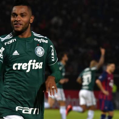 Borja marca os dois da vitória do Palmeiras contra o Cerro Porteño, pela LibertadoresBrazil's Palmeiras Colombian player Miguel Borja, celebrates after scoring against Paraguay's Cerro Porteno during their Copa Libertadores football match at the Pablo Rojas stadium, in Asuncion on August 9, 2018. / AFP PHOTO / NORBERTO DUARTE