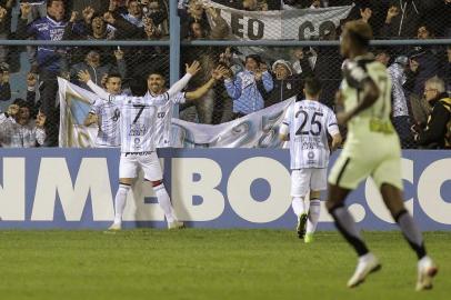 Argentinas Atletico Tucuman player Leandro Diaz (3-L), celebrates with teammates after scoring against Colombias Atletico Nacional, during the Copa Libertadores 2018 football match, held at the Jose Fierro stadium in Tucuman, Argentina on August 09, 2018. / AFP PHOTO / Walter Monteros