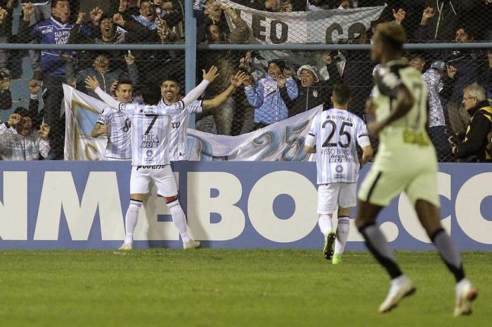 Atlético Nacional vence Racing e se aproxima de vaga na Libertadores