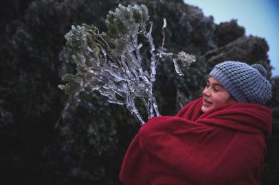 Amanhecer gelado no Morro das Antenas, em Urupema. -3ºC no termômetro, sem neve no momento. Na foto a menina Laisa, que veio de Itajaí com a família e passou a noite no carro. Ela e o pai estavam fora do carro pra ver o gelo. Fotos: Felipe Carneiro