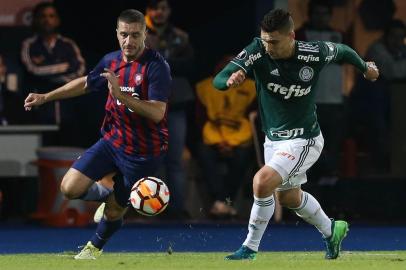 O jogador MoisÃ©s, da SE Palmeiras, disputa bola com o jogador Marcelo Palau, do C Cerro PorteÃ±o, durante partida valida pelas oitavas de final (ida), da Copa Libertadores, no EstÃ¡dio Pablo Rojas.