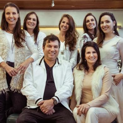 Colheita Tardia ocorre neste sábado, na Concept Store Carla Carlin.Legenda foto: Paulinho Silva, promoter do encontro, com Carla Carlin, e convidadas Fabiane Montemezzo, Rachel Vanin, Gabriele Backendorf, Fernanda Felippis, e Lenara Meneghel