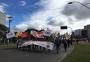 Manifestantes protestam em frente ao prédio da Justiça do Trabalho