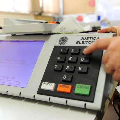  CAXIAS DO SUL, RS, BRASIL, 26/09/2014. Últimos preparativos para as eleições presidenciais. Cartório eleitoral de Caxias do Sul, funcionários estão dando carga nas urnas de contingência (urnas eletrônicas de reserva). (Porthus Junior/Pioneiro)