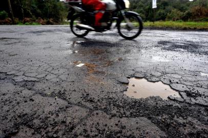  GARIBALDI, RS, BRASIL, 09/08/2018Buracos na VRS- 813 entre Farroupilha e Garibaldi. (Lucas Amorelli/Agência RBS)