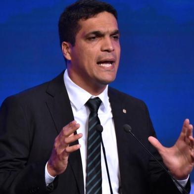  Brazilian presidential candidate Cabo Daciolo (Patriota) speaks during the first presidential debate ahead of the October 7 general election, at Bandeirantes television network in Sao Paulo, Brazil, on August 9, 2018.  / AFP PHOTO / Nelson ALMEIDAEditoria: POLLocal: Sao PauloIndexador: NELSON ALMEIDASecao: political candidatesFonte: AFPFotógrafo: STF