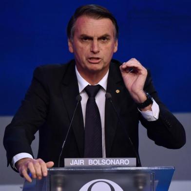  Brazilian presidential candidate Jair Bolsonaro (PSL), speaks during the first presidential debate ahead of the October 7 general election, at Bandeirantes television network in Sao Paulo, Brazil, on August 9, 2018.  / AFP PHOTO / Nelson ALMEIDAEditoria: POLLocal: Sao PauloIndexador: NELSON ALMEIDASecao: political candidatesFonte: AFPFotógrafo: STF