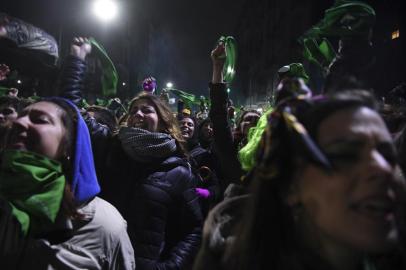  Activists in favour of the legalization react outside the National Congress in Buenos Aires on August 9, 201 8while senators vote the abortion bill. Argentine senators on Thursday voted against legalizing abortion in the homeland of Pope Francis, dashing the hopes of womens rights groups after the bill was approved by Congresss lower house in June. According to an official tally, 38 senators voted against, 31 in favor, while two abstained. / AFP PHOTO / EITAN ABRAMOVICHEditoria: SOILocal: Buenos AiresIndexador: EITAN ABRAMOVICHSecao: abortionFonte: AFPFotógrafo: STF