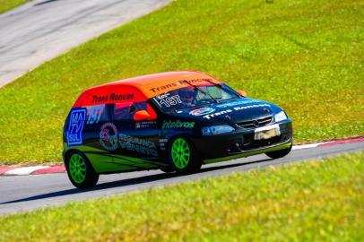  A dupla de pilotos caxienses Maicon Roncen e Luiz Sergio Sena Jr enfrenta mais um desafio neste final de semana: as 2 horas de Santa Cruz. Na terceira etapa do Campeonato Gaúcho de Super Turismo, em Santa Cruz do Sul, eles competem na na categoria TL, de carros com motores 1.4, e buscam manter a liderança na disputa.